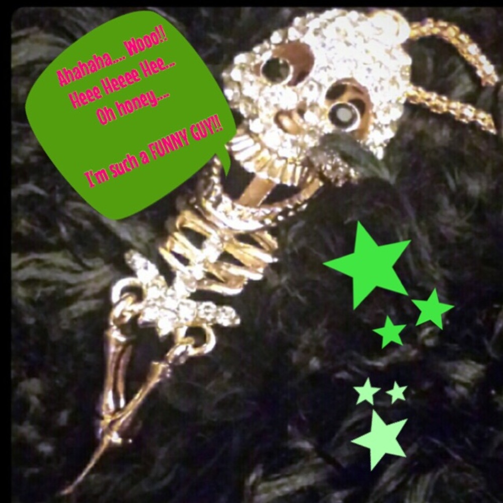 NWT BETSEY JOHNSON Silly skully pendant!!